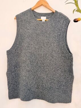 H&M Gray Knit Sweater Vest Sleeveless Crew Neck Side Slit Size M